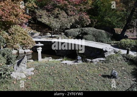 Ponte in pietra al parco pubblico Maymont di Richmond, Virginia, durante l'autunno e l'autunno. Foto Stock