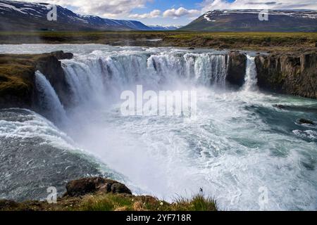 La cascata di Godafoss si trova nel distretto di Myvatn nell'Islanda centro-settentrionale. Conosciuta anche come la cascata degli dei conosciuta come "la cascata del Foto Stock