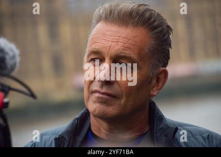 Londra, Regno Unito. 3 novembre 2024. Il presentatore televisivo e naturalista Chris Packham parla ai media durante la marcia per l'acqua pulita. Migliaia di persone hanno marciato nel centro di Londra invitando il governo ad agire in merito all'acqua pulita e a porre fine allo scarico delle acque reflue nelle acque britanniche. (Foto di Vuk Valcic/SOPA Images/Sipa USA) credito: SIPA USA/Alamy Live News Foto Stock