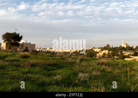 Vista della Collina della Bibbia o di Givat Hatanach a Gerusalemme, Israele, una collina non sviluppata di fauna e archeologia urbana vicino alla città vecchia di Gerusalemme. Foto Stock