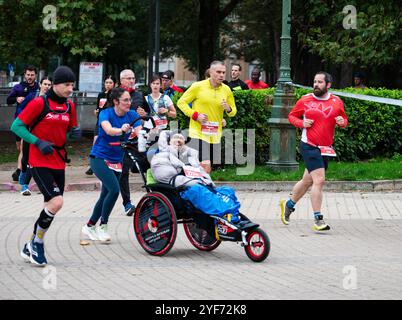 Corridori alla maratona e mezza maratona dell'aeroporto di Bruxelles 2024, Elisabeth Park Koekelberg, Brusels, Belgio, 3 novembre, 2024 Foto Stock