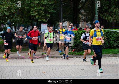 Corridori alla maratona e mezza maratona dell'aeroporto di Bruxelles 2024, Elisabeth Park Koekelberg, Brusels, Belgio, 3 novembre, 2024 Foto Stock