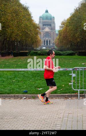 Corridori alla maratona e mezza maratona dell'aeroporto di Bruxelles 2024, Elisabeth Park Koekelberg, Brusels, Belgio, 3 novembre, 2024 Foto Stock