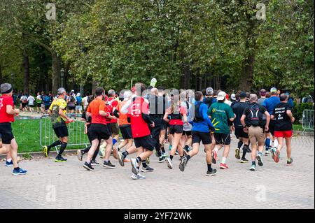 Corridori alla maratona e mezza maratona dell'aeroporto di Bruxelles 2024, Elisabeth Park Koekelberg, Brusels, Belgio, 3 novembre, 2024 Foto Stock