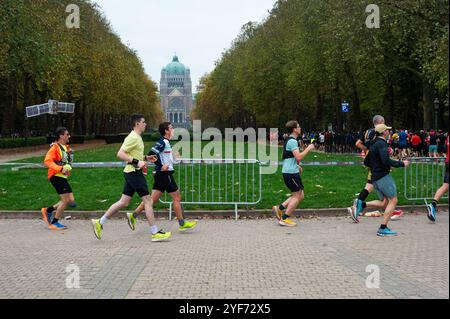 Corridori alla maratona e mezza maratona dell'aeroporto di Bruxelles 2024, Elisabeth Park Koekelberg, Brusels, Belgio, 3 novembre, 2024 Foto Stock