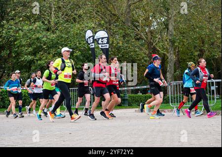 Corridori alla maratona e mezza maratona dell'aeroporto di Bruxelles 2024, Elisabeth Park Koekelberg, Brusels, Belgio, 3 novembre, 2024 Foto Stock