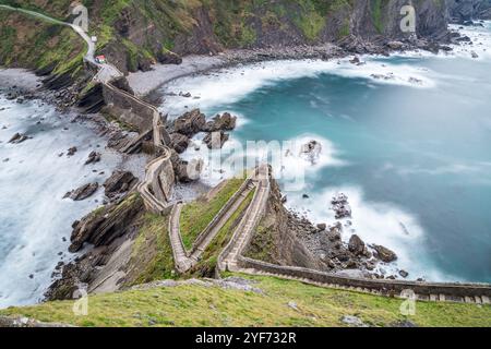 Costa e scale di accesso a San Juan de Gaztelugatxe Foto Stock