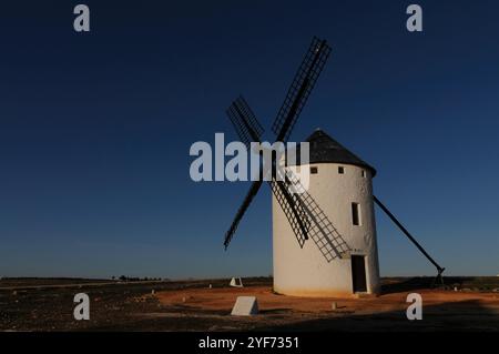 Campo de Criptana;Spagna;02152009: Un mulino a vento si trova in un campo con un cielo azzurro. Il mulino a vento è l'unica struttura del campo Foto Stock