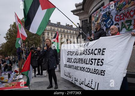 Parigi, Francia. 2 novembre 2024. Olivier Donnars/le Pictorium - incontro di diversi sindacati e collettivi di giornalisti - 02/11/2024 - Francia/Parigi - numerosi sindacati e collettivi di giornalisti si sono riuniti in Place de la Republique a Parigi per celebrare la giornata internazionale per porre fine all'impunità per i crimini contro i giornalisti. Crediti: LE PICTORIUM/Alamy Live News Foto Stock