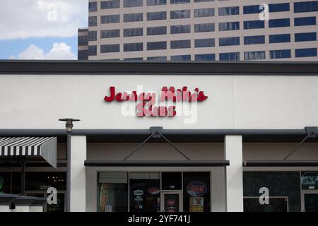 Los Angeles, California, Stati Uniti - 03-10-2019: Vista di un cartello del negozio per la paninoteca conosciuta come Jersey Mike's Subs. Foto Stock