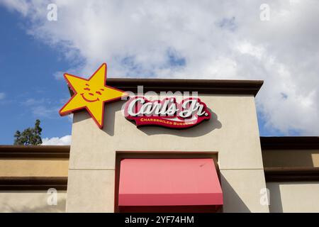 Los Angeles, California, Stati Uniti - 03-10-2019: Vista di un cartello del negozio per la catena di fast food di hamburger conosciuta come Carl's Jr. Foto Stock