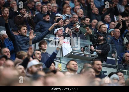 LONDRA, Regno Unito - 3 novembre 2024: Un trombettista gioca in vista della partita di Premier League tra il Tottenham Hotspur FC Aston Villa FC al Tottenham Hotspur Stadium (credito: Craig Mercer/ Alamy Live News) Foto Stock