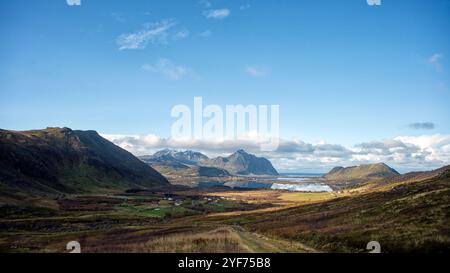Vista del paesaggio rurale dall'albero radio sopra Vendalsjord, Lofoten, Lofoten e Vesteral Islands, Nordland, Norvegia Foto Stock