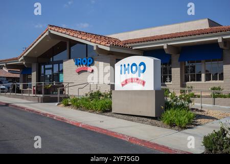 Los Angeles, California, Stati Uniti - 03-12-2019: Veduta di un cartello frontale del negozio e dell'ingresso per l'International House of Pancakes. Foto Stock