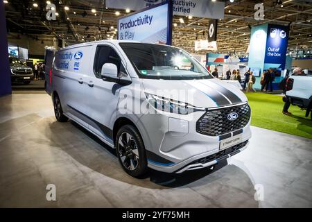 Furgone elettrico Ford e-Transit Custom al Salone dell'automobile IAA di Hannover. Hannover, Germania - 16 settembre 2024 Foto Stock