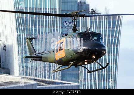 Elicottero Bell UH-1D Huey (ex Esercito tedesco) in arrivo agli European Rotors 2024 al RAI Amsterdam Convention Centre. Amsterdam, Paesi Bassi - novembre Foto Stock