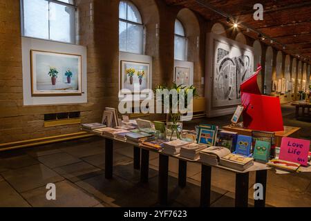 L'interno di Salts Mill a Saltaire, Yorkshire. La fabbrica tessile convertita è la casa dell'arte di David Hockney. La grafica di Hockneys è in mostra. Foto Stock