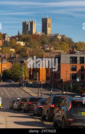 Lavori stradali, ripavimentazione, carreggiata, trucioli di pietra, grana, spazzatrice, rullo, veicolo, pattinaggio, segnale di avvertimento rosso, footway Works, Lincoln, Cattedrale. Foto Stock