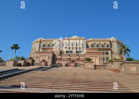 Maestosa e sontuosa spiaggia di fronte hotel cinque stelle noto come Emirates Palace di Abu Dhabi Emirati arabi uniti Foto Stock