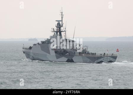 La nave di pattuglia offshore classe Batch 2 River della Royal Navy, HMS MEDWAY, si dirige verso il Solent per continuare l'addestramento dell'equipaggio Foto Stock