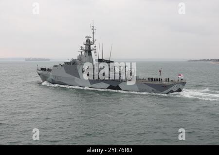 La nave di pattuglia offshore classe Batch 2 River della Royal Navy, HMS MEDWAY, lascia il porto per continuare l'addestramento dell'equipaggio Foto Stock