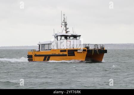 La nave da lavoro Windcat Workboats per il trasporto passeggeri offshore ad alta velocità WINDCAT 10 entra nel porto Foto Stock