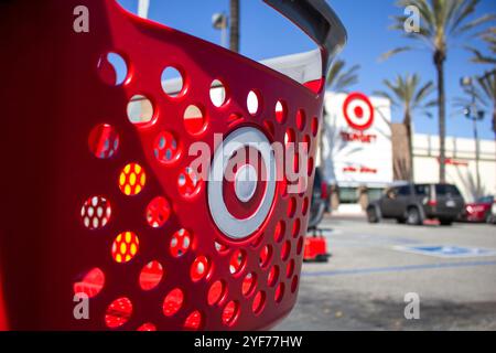 Los Angeles, California, Stati Uniti - 03-18-2019: Vista di un carrello parcheggiato di fronte a un grande magazzino Target. Foto Stock