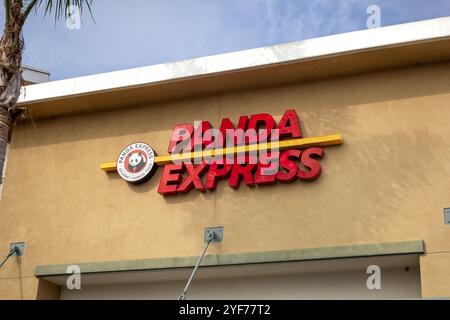 Los Angeles, California, Stati Uniti - 03-19-2019: Vista su un cartello di fronte al negozio per il fast food cinese noto come Panda Express. Foto Stock