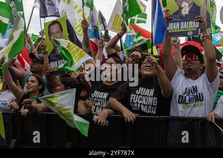 San Juan, Stati Uniti. 3 novembre 2024. La gente festeggia durante la cerimonia di chiusura della campagna la Alianza de País (Alleanza per il Paese) a San Juan, Porto Rico, domenica 3 novembre 2024. La Alianza è una partnership tra il Partito dell'indipendenza portoricano e il movimento Citizens Victory. (Carlos Berríos Polanco/Sipa USA) credito: SIPA USA/Alamy Live News Foto Stock