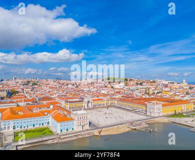 Vista aerea di Praca do Comercio e del quartiere Baixa nella città vecchia di Lisbona, Portogallo. Foto panoramica con drone della piazza centrale e dell'Arco da Rua Augusta Foto Stock