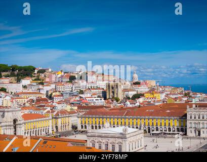 Vista aerea di Praca do Comercio e del quartiere Baixa nella città vecchia di Lisbona, Portogallo. Foto panoramica con drone della piazza centrale e dell'Arco da Rua Augusta Foto Stock