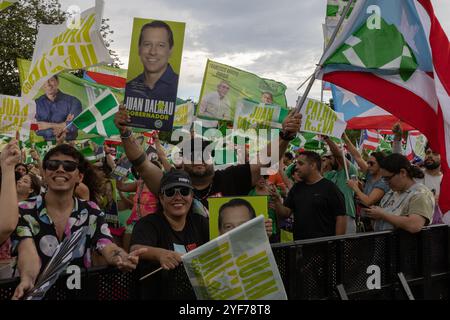 San Juan, Stati Uniti. 3 novembre 2024. La gente festeggia durante la cerimonia di chiusura della campagna la Alianza de País (Alleanza per il Paese) a San Juan, Porto Rico, domenica 3 novembre 2024. La Alianza è una partnership tra il Partito dell'indipendenza portoricano e il movimento Citizens Victory. (Carlos Berríos Polanco/Sipa USA) credito: SIPA USA/Alamy Live News Foto Stock