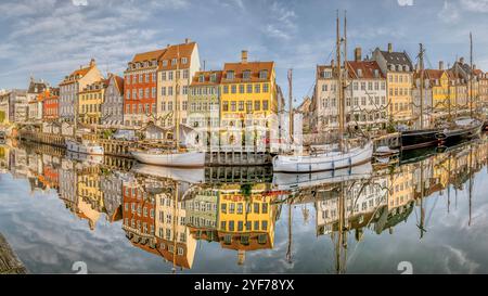 panorama di case colorate che si riflettono sull'acqua lungo il canale Nyhavn a Copenaghen, 2 novembre 2024 Foto Stock