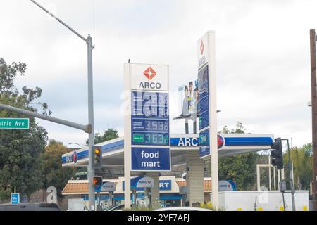 Orange, California, Stati Uniti - 03-24-2019: Una vista dei prezzi correnti del gas presso un distributore Arco. Foto Stock