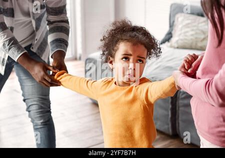 La famiglia divorziata e decide chi otterrà il bambino Foto Stock