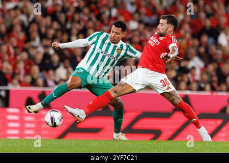 Clayton (Rio Ave FC), Nicolas Otamendi (SL Benfica) visto in azione durante la partita di Liga Portugal tra squadre di SL Benfica e Rio Ave FC all'Estadio da Luz. Punteggio finale; SL Benfica 5:0 Rio Ave FC Foto Stock