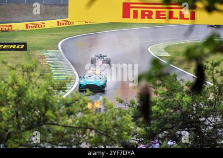 San Paolo, Brasile. 18 ottobre 2024. Safety Car - Aston Martin Vantage e Max Verstappen (NED) - Oracle Red Bull Racing - Red Bull RB20 - Honda RBPT durante la Formula 1 Lenovo grande Premio de Sao Paulo 2024, in programma al circuito Interlagos di San Paolo, Brasile, BRA 1°-3 novembre 2024 - crediti: Alessio De Marco/Alamy Live News Foto Stock