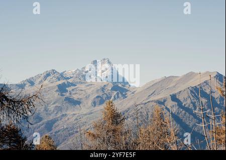 Monte viso, la montagna più alta delle Alpi marittime, fotografata dal Colle del Birrone nell'alta valle della Maira (Cuneo, Piemonte, Italia) Foto Stock