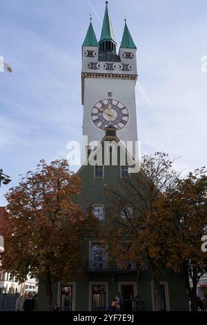 Straubing, Germania - 12 ottobre 2024 - Vista al Marketplace con la Torre della città. Foto Stock