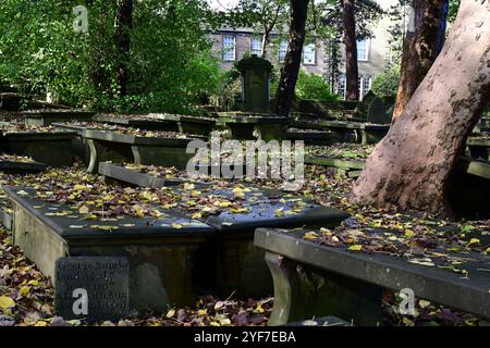 Colori autunnali nel cimitero di Haworth, West Yorkshire Foto Stock