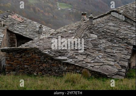 Tetto di un rifugio di montagna costruito con lastre di pietra nelle Alpi marittime Foto Stock
