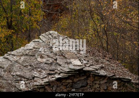 Tetto di un rifugio di montagna costruito con lastre di pietra nelle Alpi marittime Foto Stock