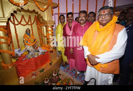 Patna, India. 3 novembre 2024. PATNA, INDIA - 3 NOVEMBRE: BJP MP Ravishankar Prasad adorando idolo di Dio Chitragupt in occasione di Chitragupt Puja a Gardanibagh Thakurbari il 3 novembre 2024 a Patna, India. (Foto di Santosh Kumar/Hindustan Times/Sipa USA ) credito: SIPA USA/Alamy Live News Foto Stock