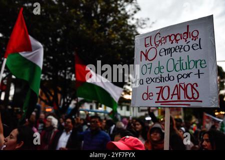 Bogotà, Colombia. 3 novembre 2024. Gli attivisti pro-palestinesi partecipano a una manifestazione a sostegno della Palestina e del Libano, mentre il conflitto israelo-Hamas segna un anno il 7 ottobre 2024. I manifestanti si sono riuniti all'ambasciata degli Stati Uniti a Bogotà, Colombia. Foto di: Cristian Bayona/Long Visual Press credito: Long Visual Press/Alamy Live News Foto Stock