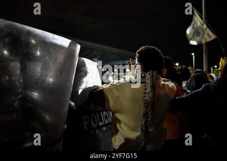 Bogotà, Colombia. 3 novembre 2024. Gli attivisti pro-palestinesi partecipano a una manifestazione a sostegno della Palestina e del Libano, mentre il conflitto israelo-Hamas segna un anno il 7 ottobre 2024. I manifestanti si sono riuniti all'ambasciata degli Stati Uniti a Bogotà, Colombia. Foto di: Cristian Bayona/Long Visual Press credito: Long Visual Press/Alamy Live News Foto Stock