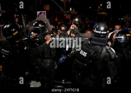 Bogotà, Colombia. 3 novembre 2024. Gli attivisti pro-palestinesi partecipano a una manifestazione a sostegno della Palestina e del Libano, mentre il conflitto israelo-Hamas segna un anno il 7 ottobre 2024. I manifestanti si sono riuniti all'ambasciata degli Stati Uniti a Bogotà, Colombia. Foto di: Cristian Bayona/Long Visual Press credito: Long Visual Press/Alamy Live News Foto Stock