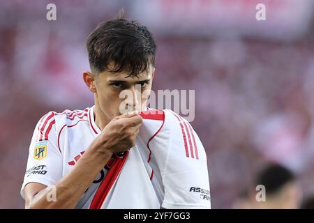 L'attaccante del River Plate Pablo solari festeggia dopo aver segnato il primo gol delle squadre contro il Banfield durante il Torneo di calcio professionistico argentino 2024 Cesar Luis Menotti allo stadio El Monumental di Buenos Aires, il 2 novembre 2024 BUENOS AIRES ARGENTINA Copyright: XALEJANDROxPAGNIx Foto Stock