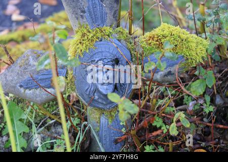 All Souls' Day o commemorazione di tutti i fedeli che partirono in un cimitero di campagna francese. Cimitero, tomba, volta, memoria del defunto, cattolico rel Foto Stock