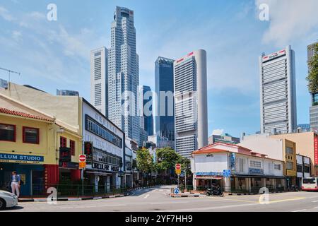 Singapore - 16 agosto 2024: Vista dello skyline di Singapore da Clarke Quay. Alti e moderni edifici Foto Stock