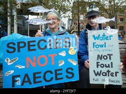 Londra, Regno Unito, 11 novembre 2024. Marcia per l'acqua. Marcia per la pulizia delle acque del Regno Unito. attraverso: riforma della regolamentazione; migliore applicazione della legge ; e investimenti per il lungo terrore. Credito: A.. Credito Bennett: andrew bennett/Alamy Live News Foto Stock